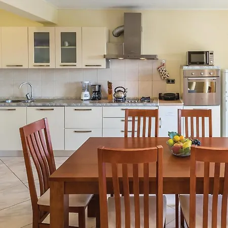 Apartment 2 Bedroom Lovely In Ploce *